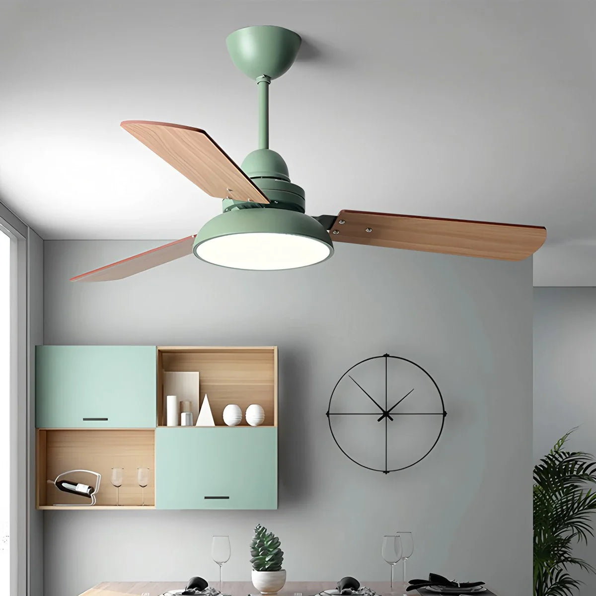 Moderne minimalistische Deckenleuchte mit dreiflügeligem Ventilator