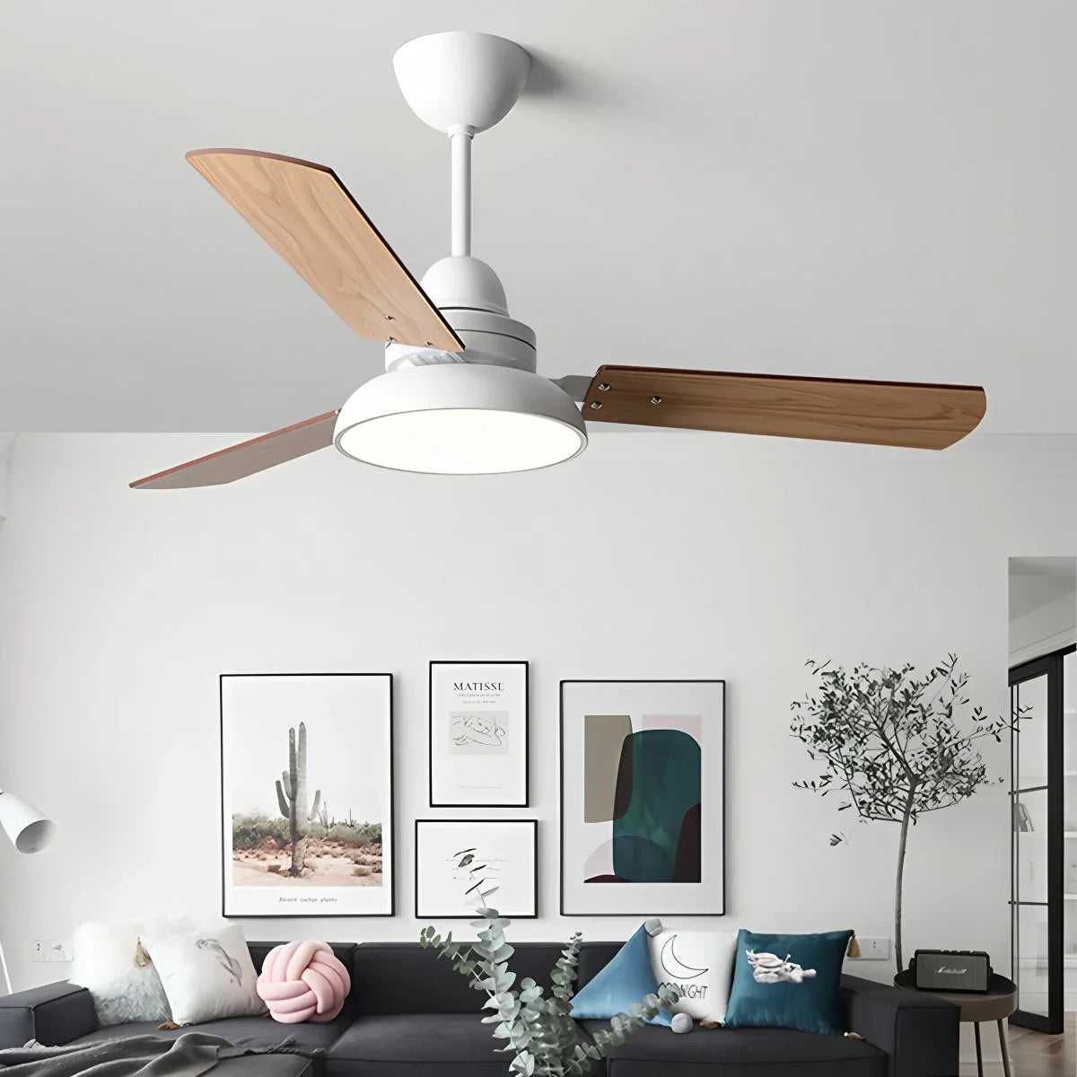 Moderne minimalistische Deckenleuchte mit dreiflügeligem Ventilator