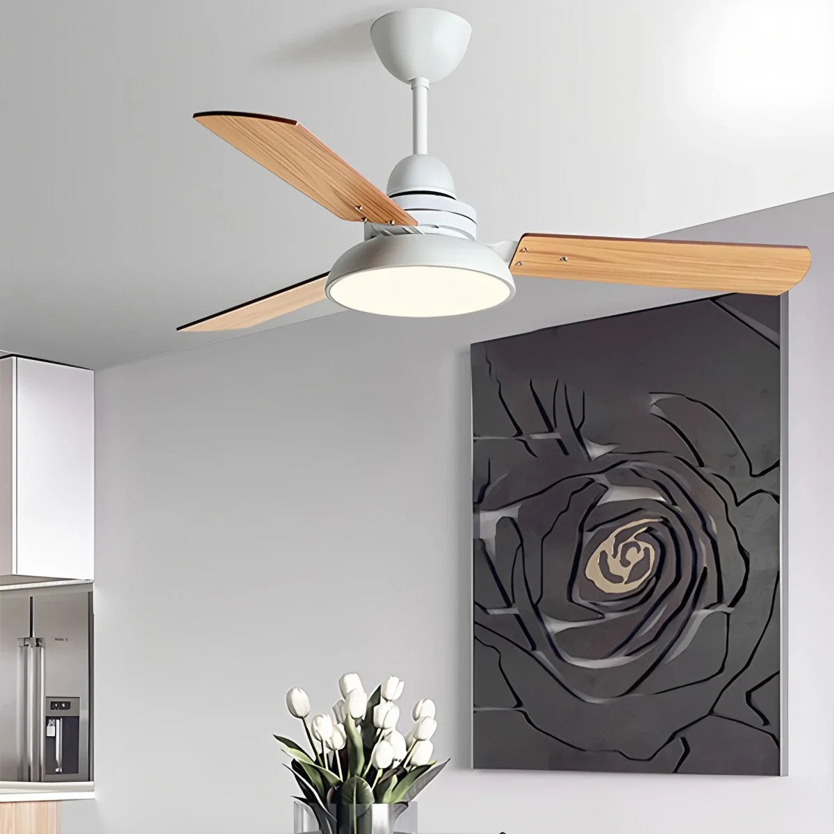 Moderne minimalistische Deckenleuchte mit dreiflügeligem Ventilator