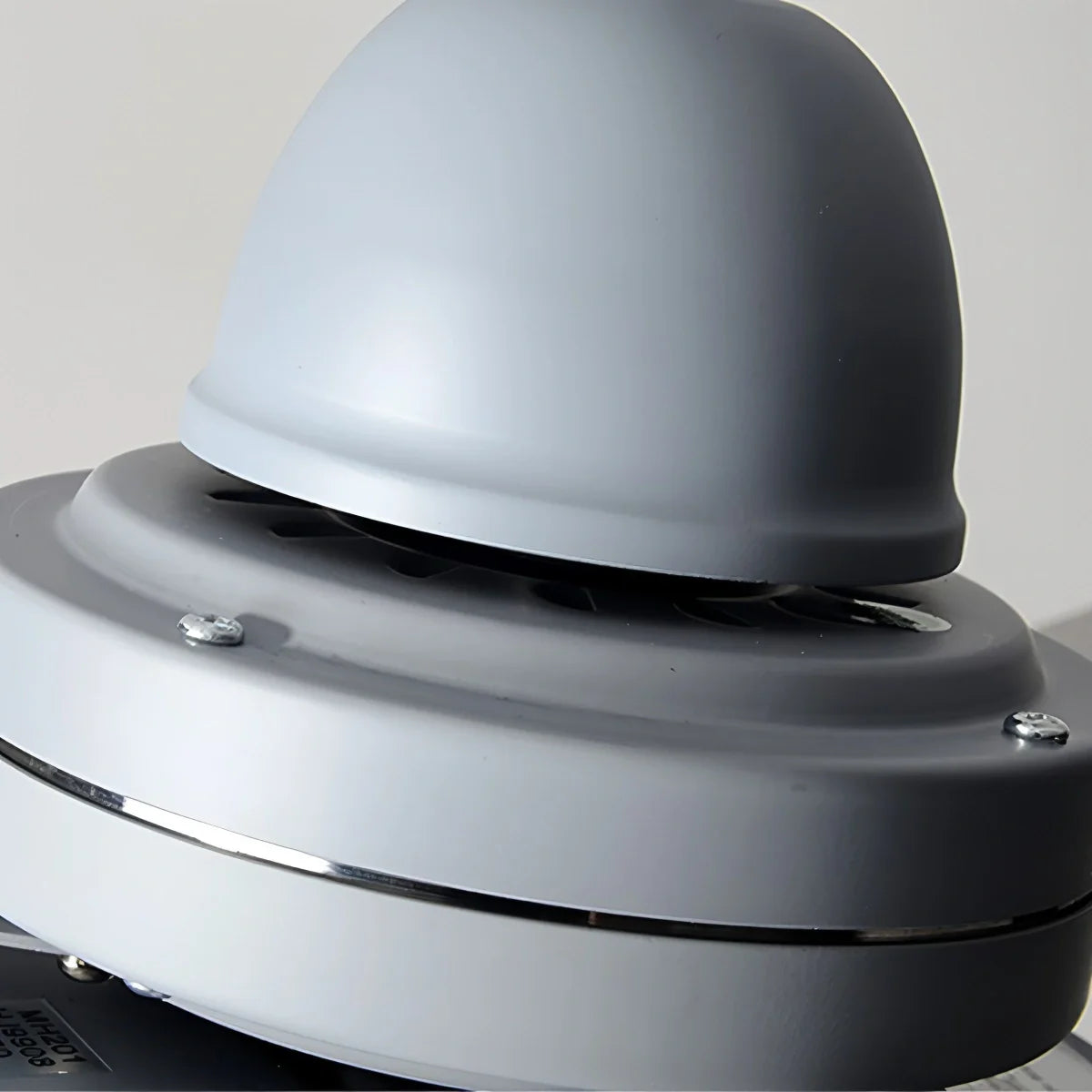 Moderne minimalistische Deckenleuchte mit dreiflügeligem Ventilator