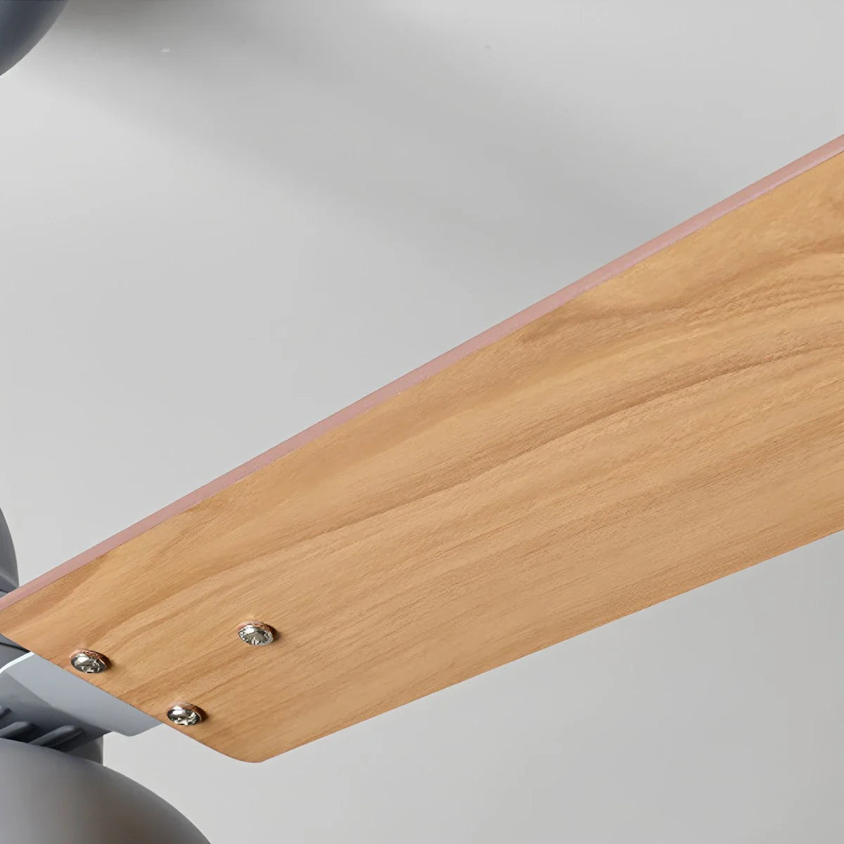 Moderne minimalistische Deckenleuchte mit dreiflügeligem Ventilator