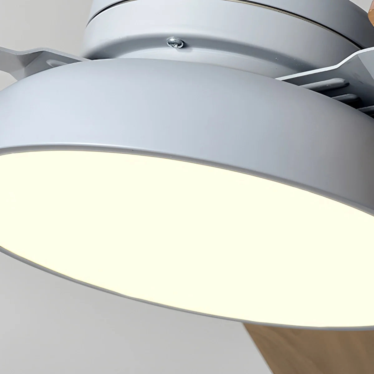 Moderne minimalistische Deckenleuchte mit dreiflügeligem Ventilator