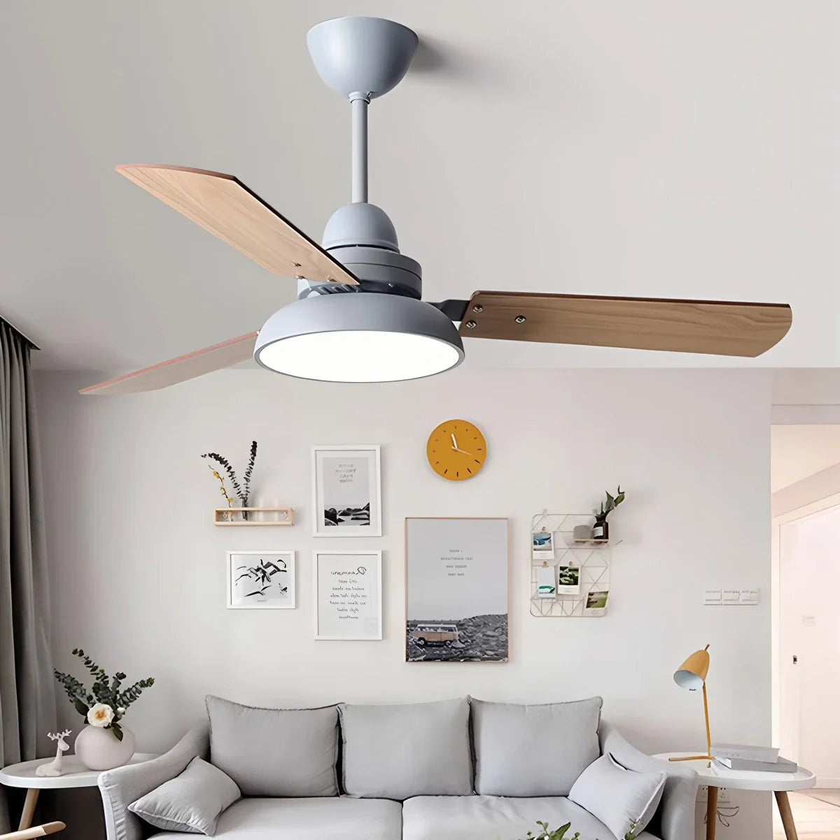 Moderne minimalistische Deckenleuchte mit dreiflügeligem Ventilator
