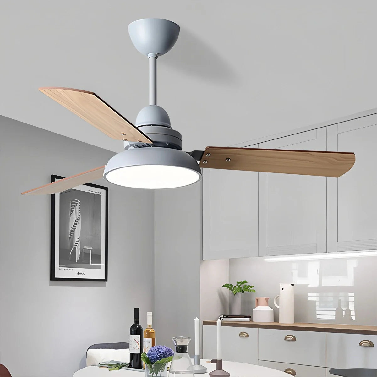 Moderne minimalistische Deckenleuchte mit dreiflügeligem Ventilator