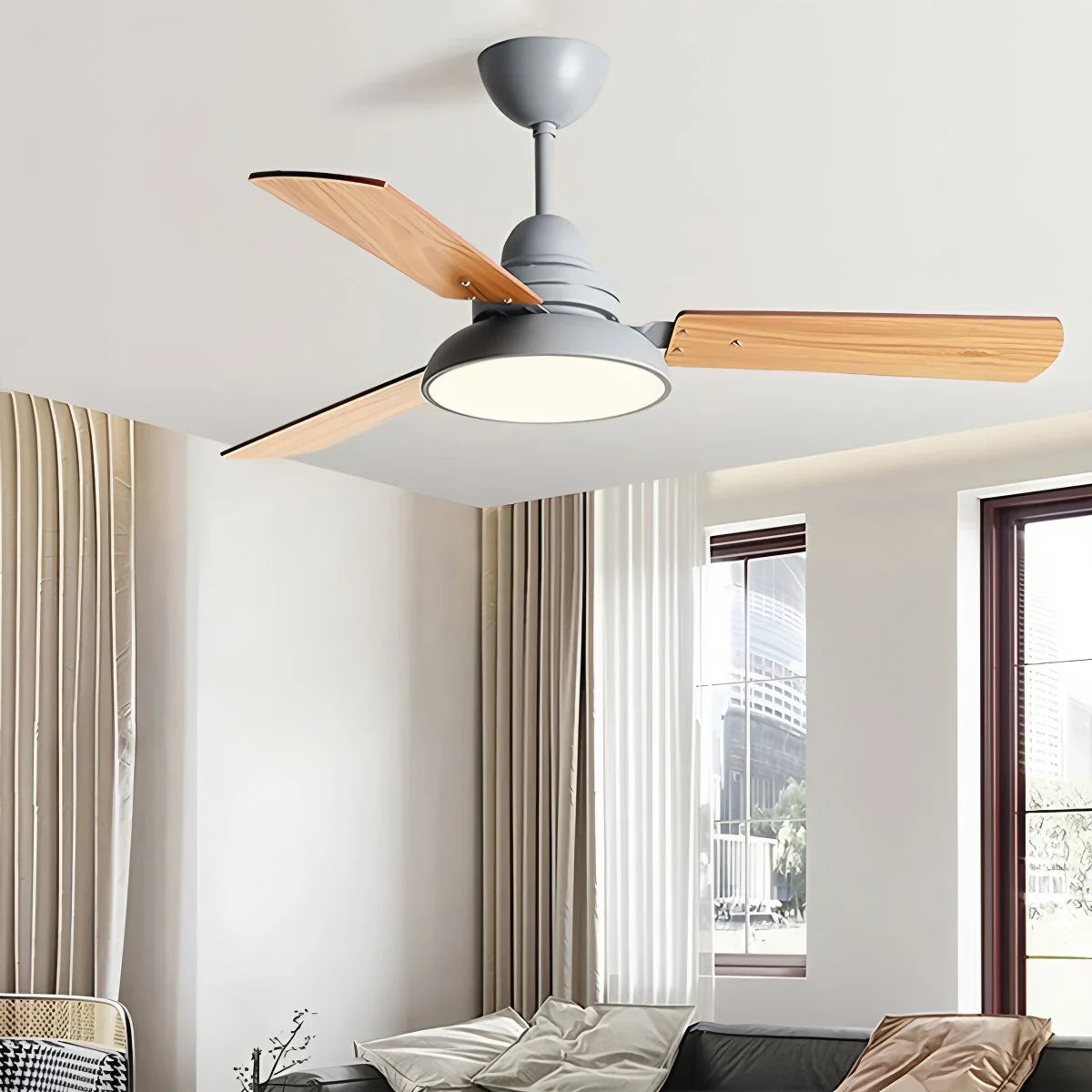 Moderne minimalistische Deckenleuchte mit dreiflügeligem Ventilator