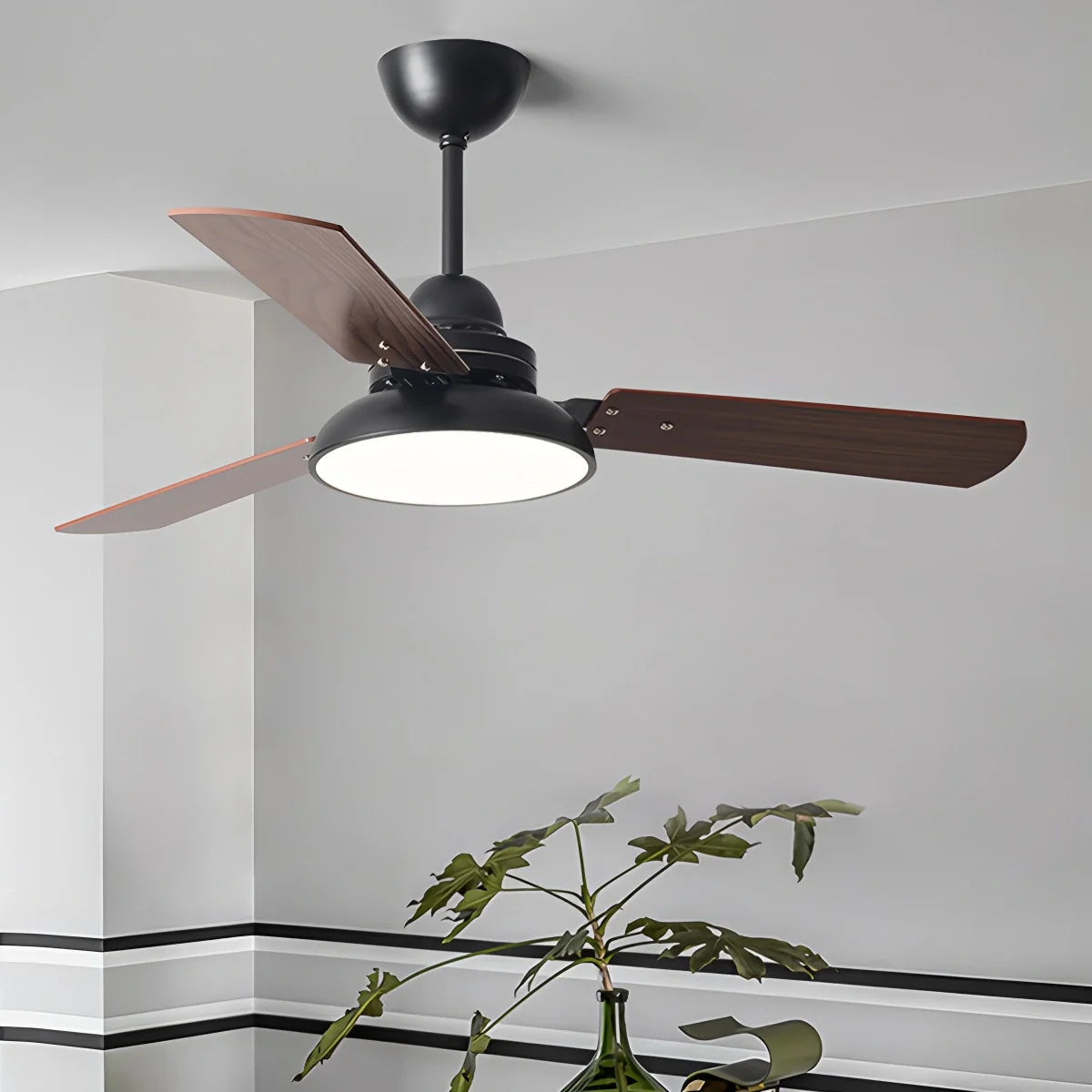 Moderne minimalistische Deckenleuchte mit dreiflügeligem Ventilator