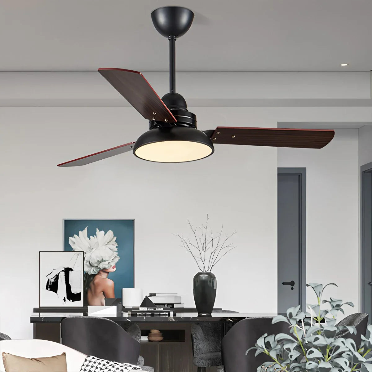 Moderne minimalistische Deckenleuchte mit dreiflügeligem Ventilator