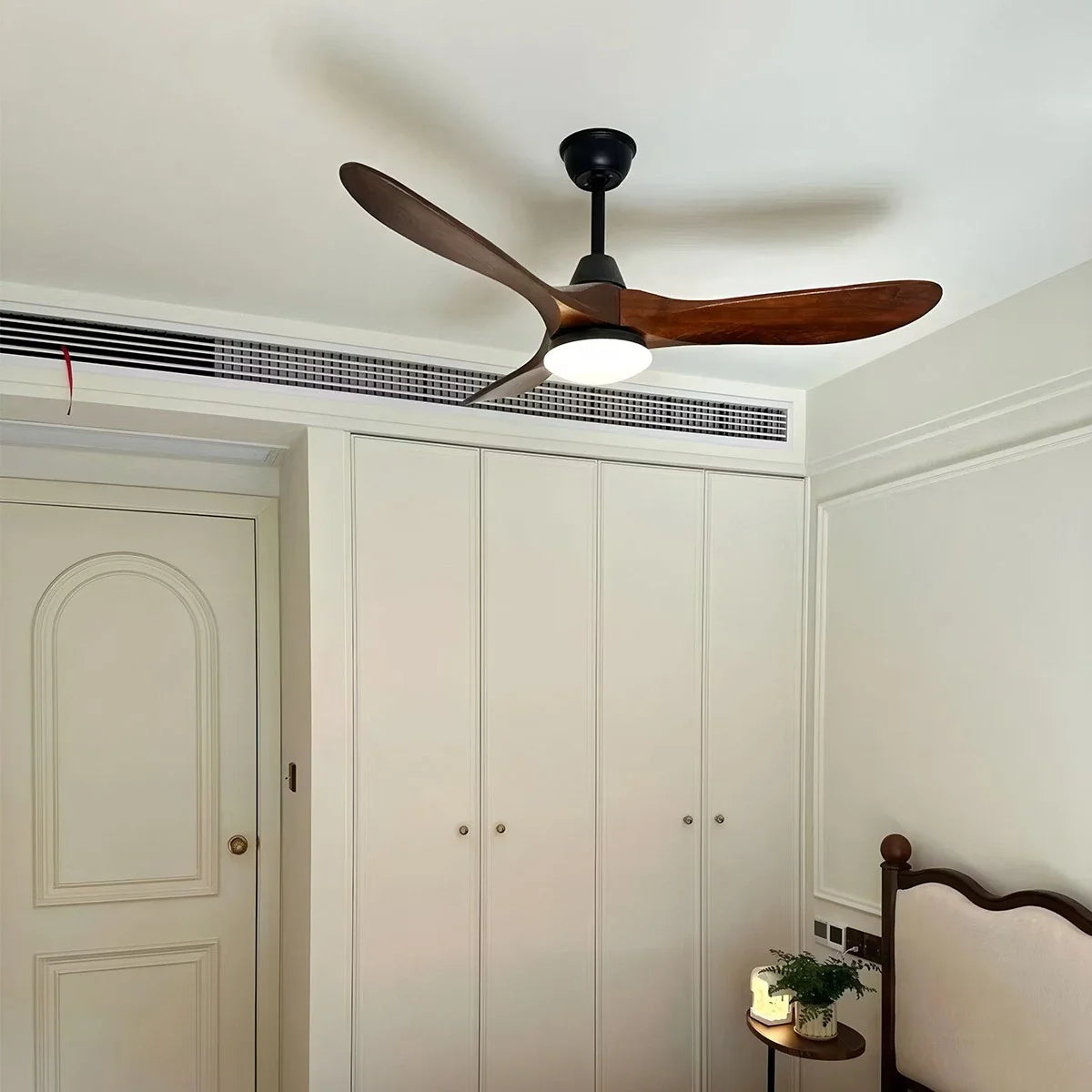 Nordischer Holzdeckenventilator mit Beleuchtung