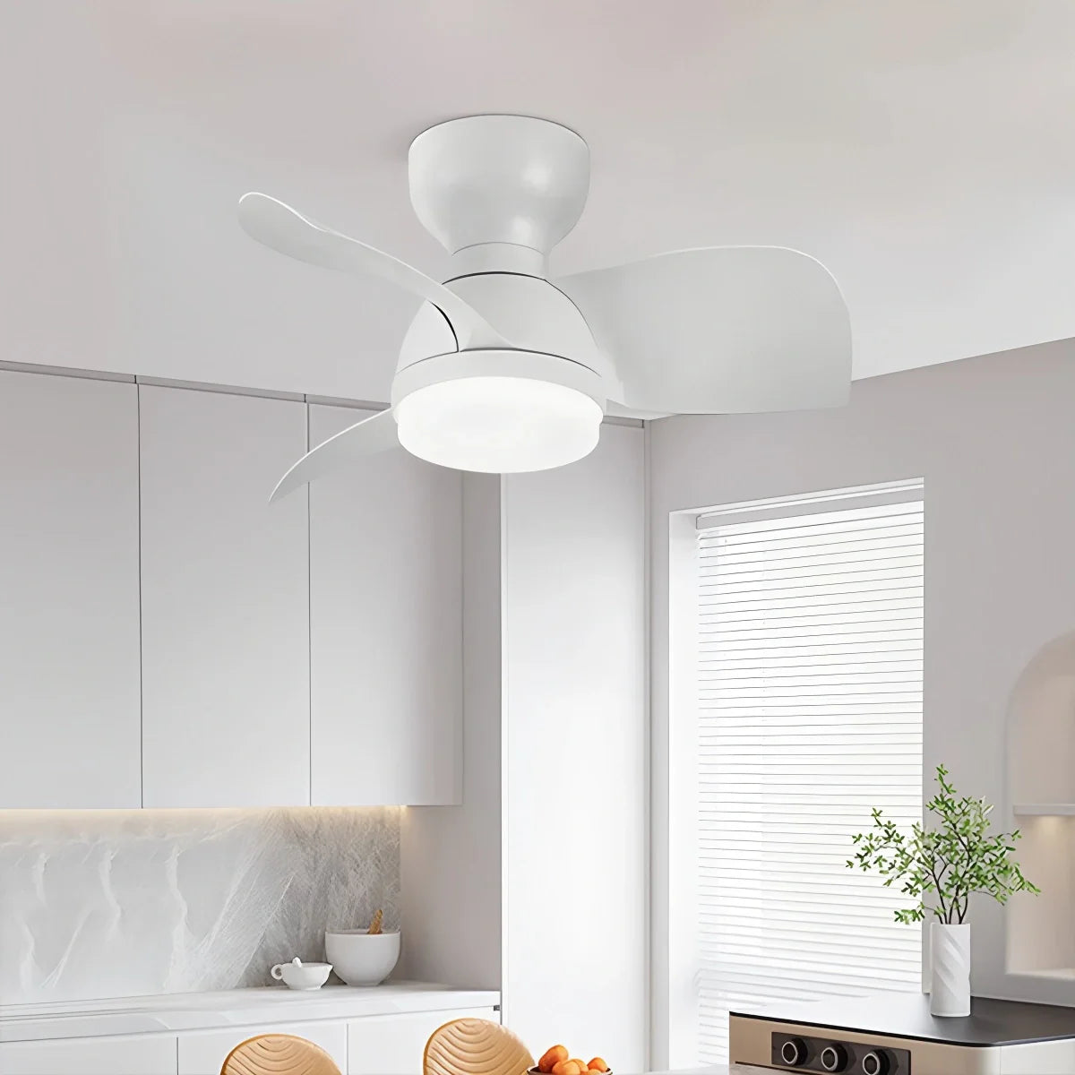 Kleiner Deckenventilator mit Beleuchtung (Aufputzmontage)