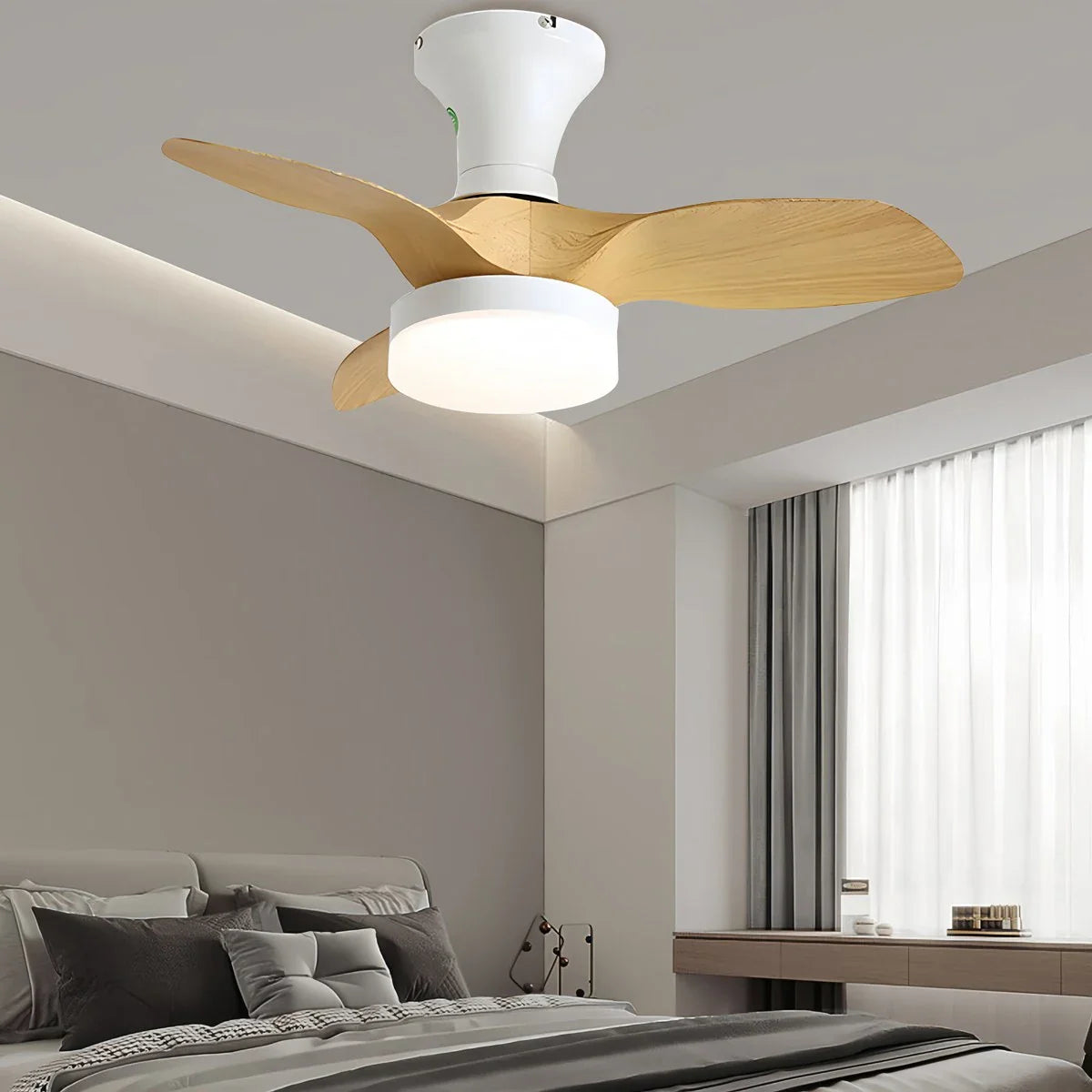 Kleiner Deckenventilator mit Licht und Propeller