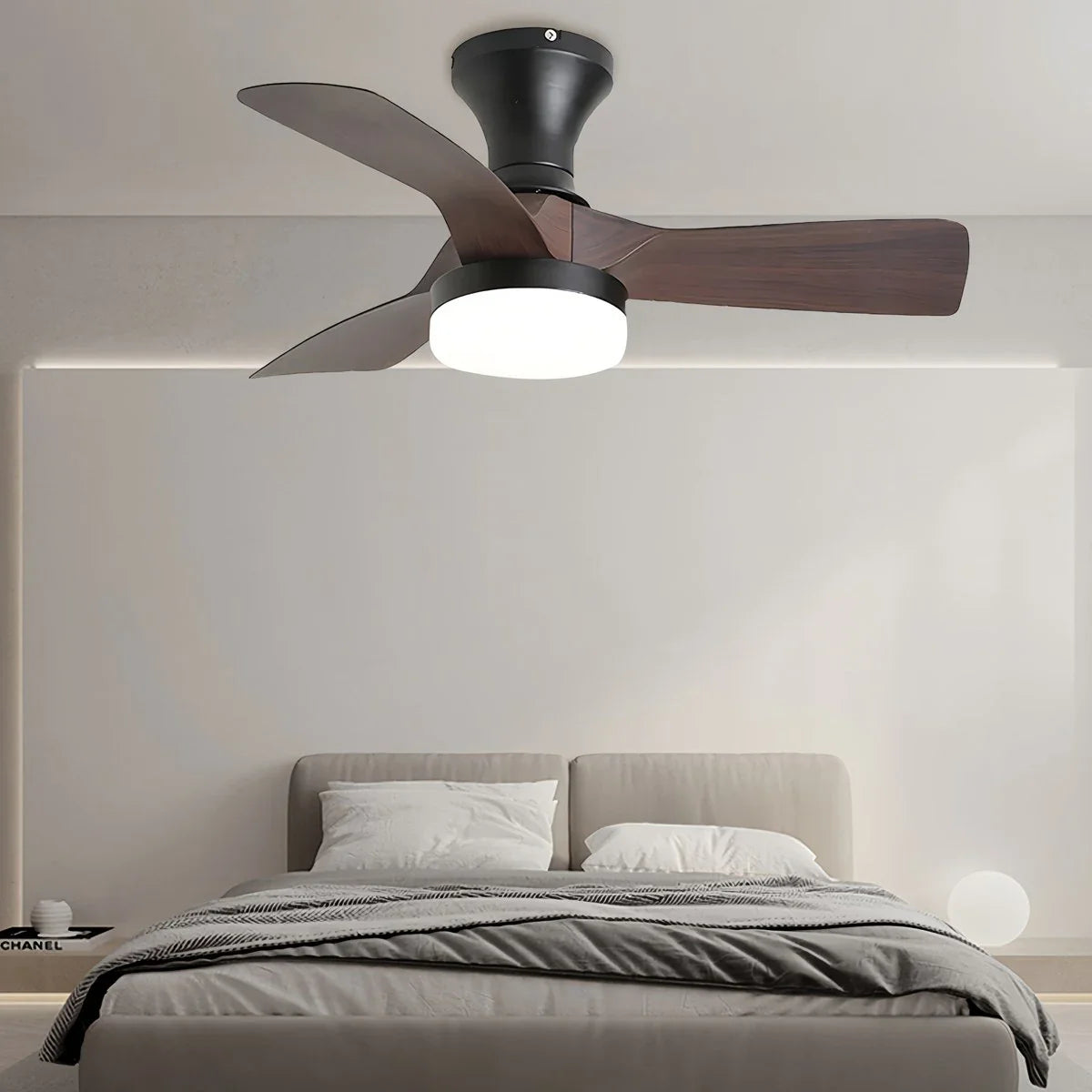 Kleiner Deckenventilator mit Licht und Propeller