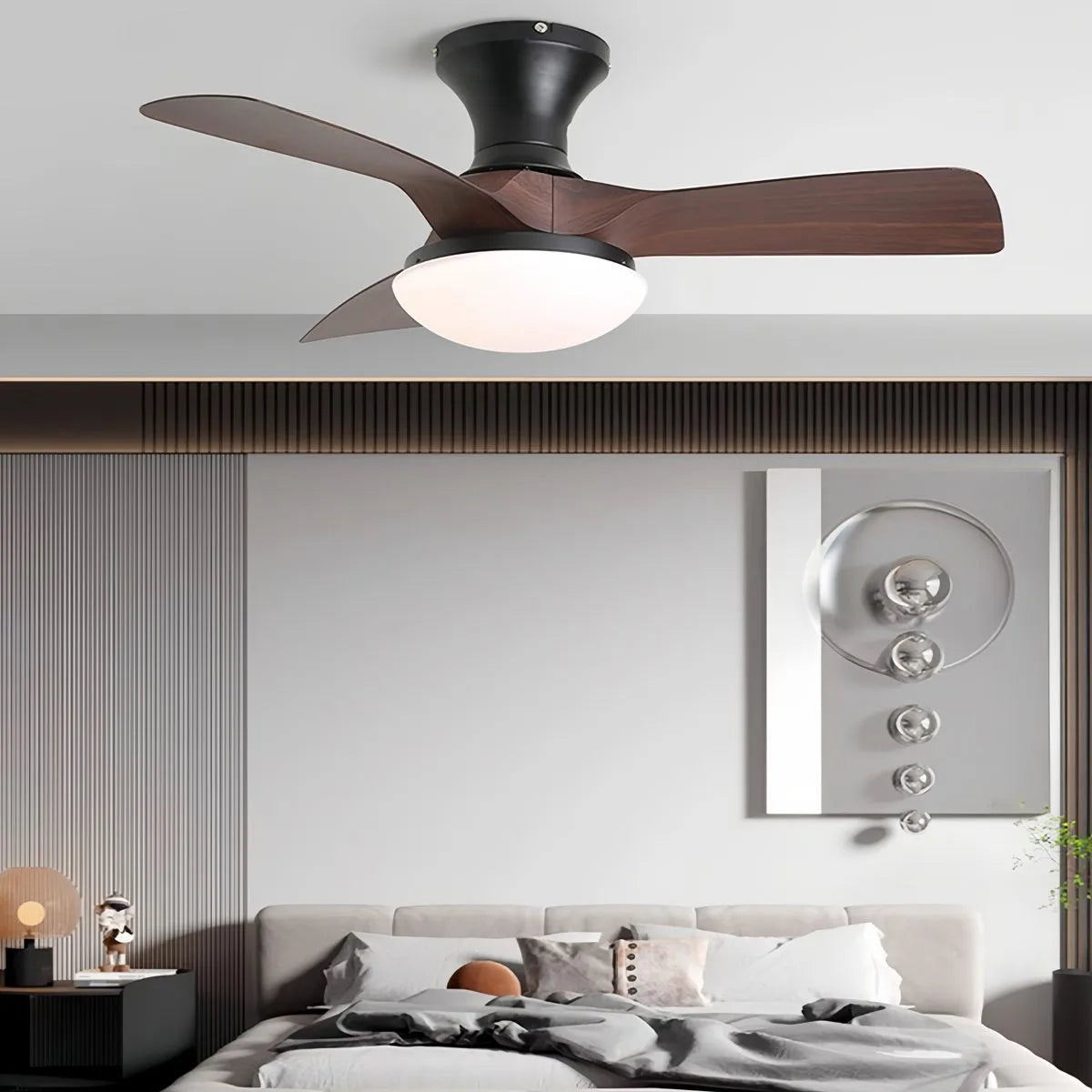 Kleiner Deckenventilator mit Licht und Propeller