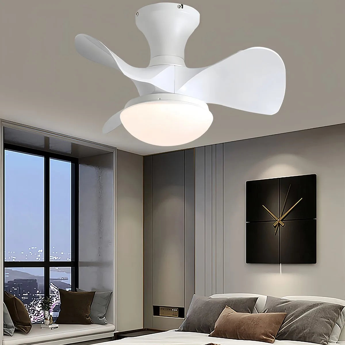 Kleiner Deckenventilator mit Licht und Propeller