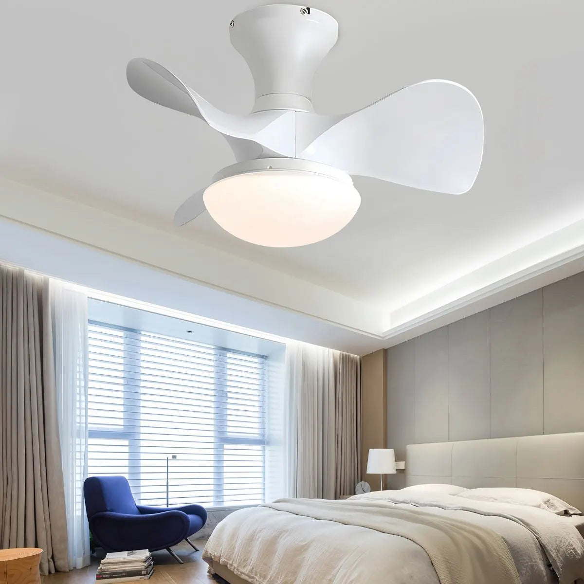 Kleiner Deckenventilator mit Licht und Propeller