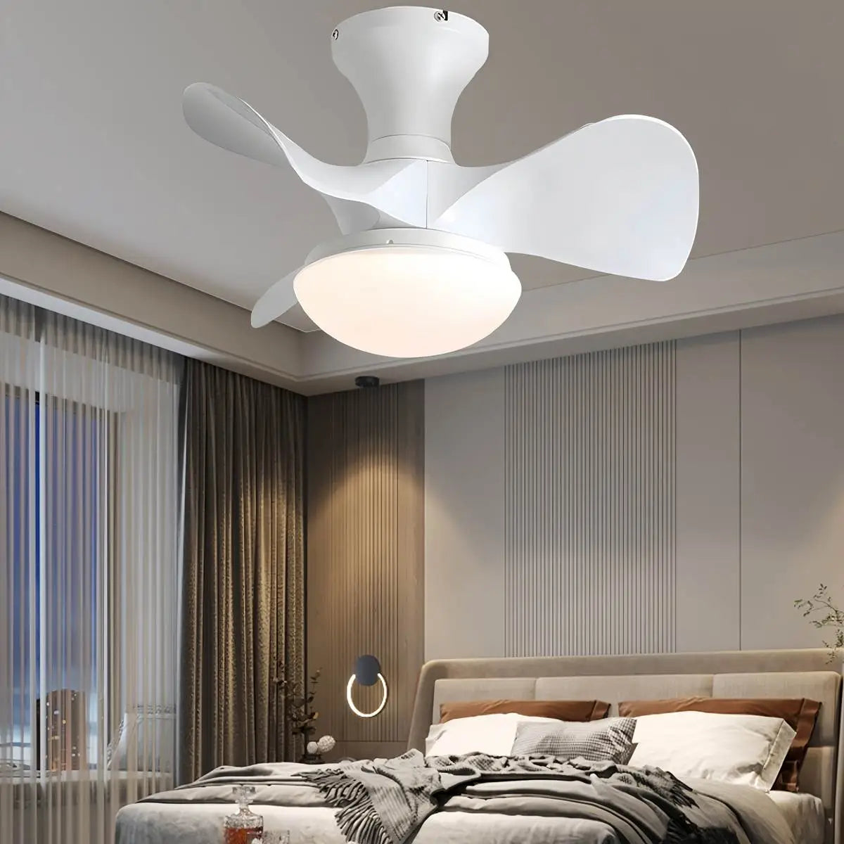 Kleiner Deckenventilator mit Licht und Propeller
