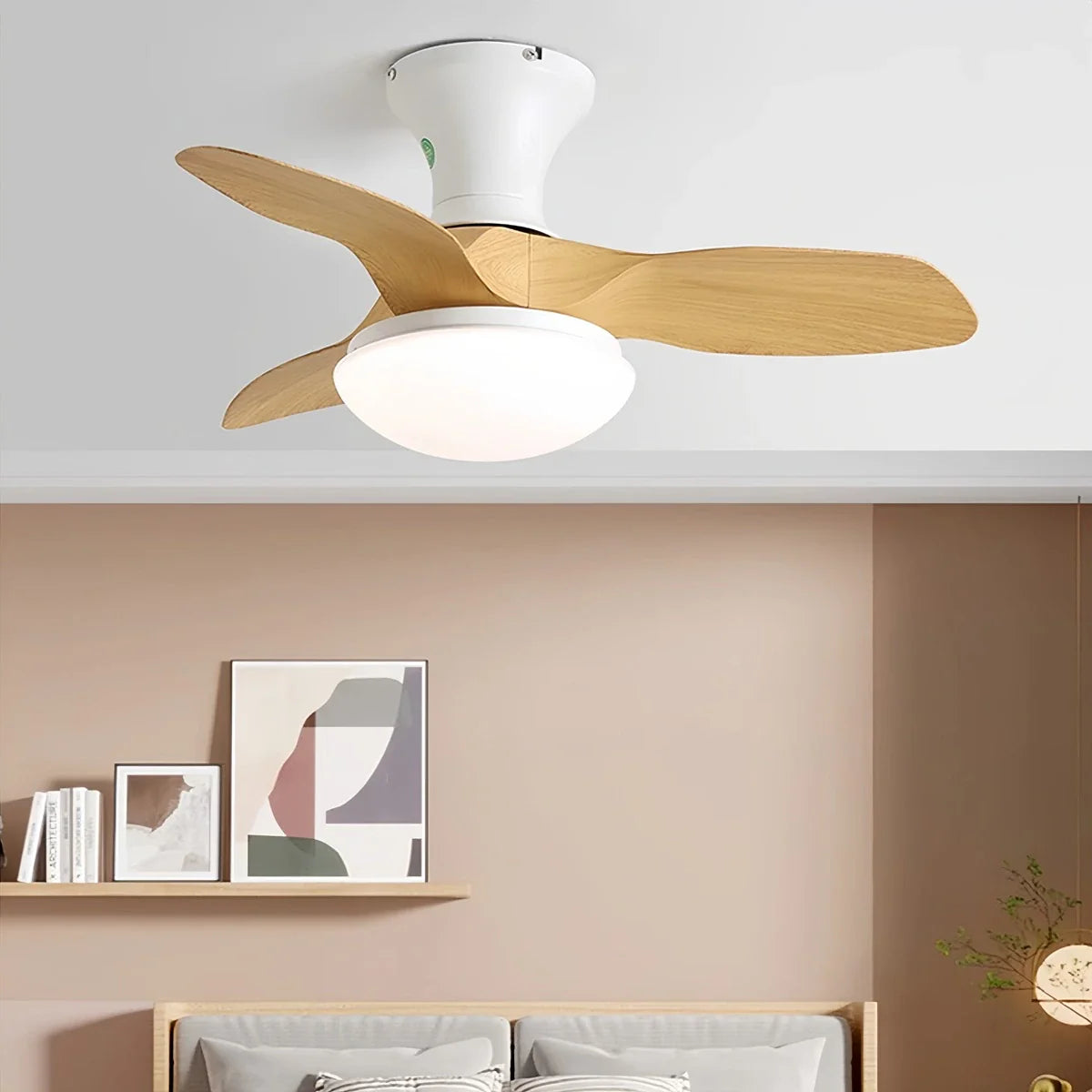 Kleiner Deckenventilator mit Licht und Propeller