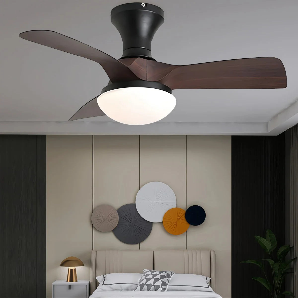 Kleiner Deckenventilator mit Licht und Propeller