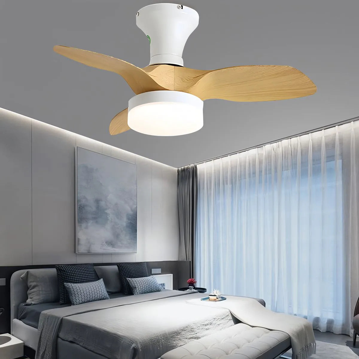 Kleiner Deckenventilator mit Licht und Propeller