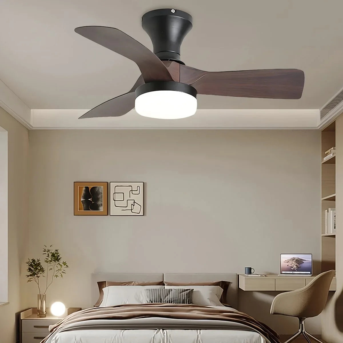 Kleiner Deckenventilator mit Licht und Propeller