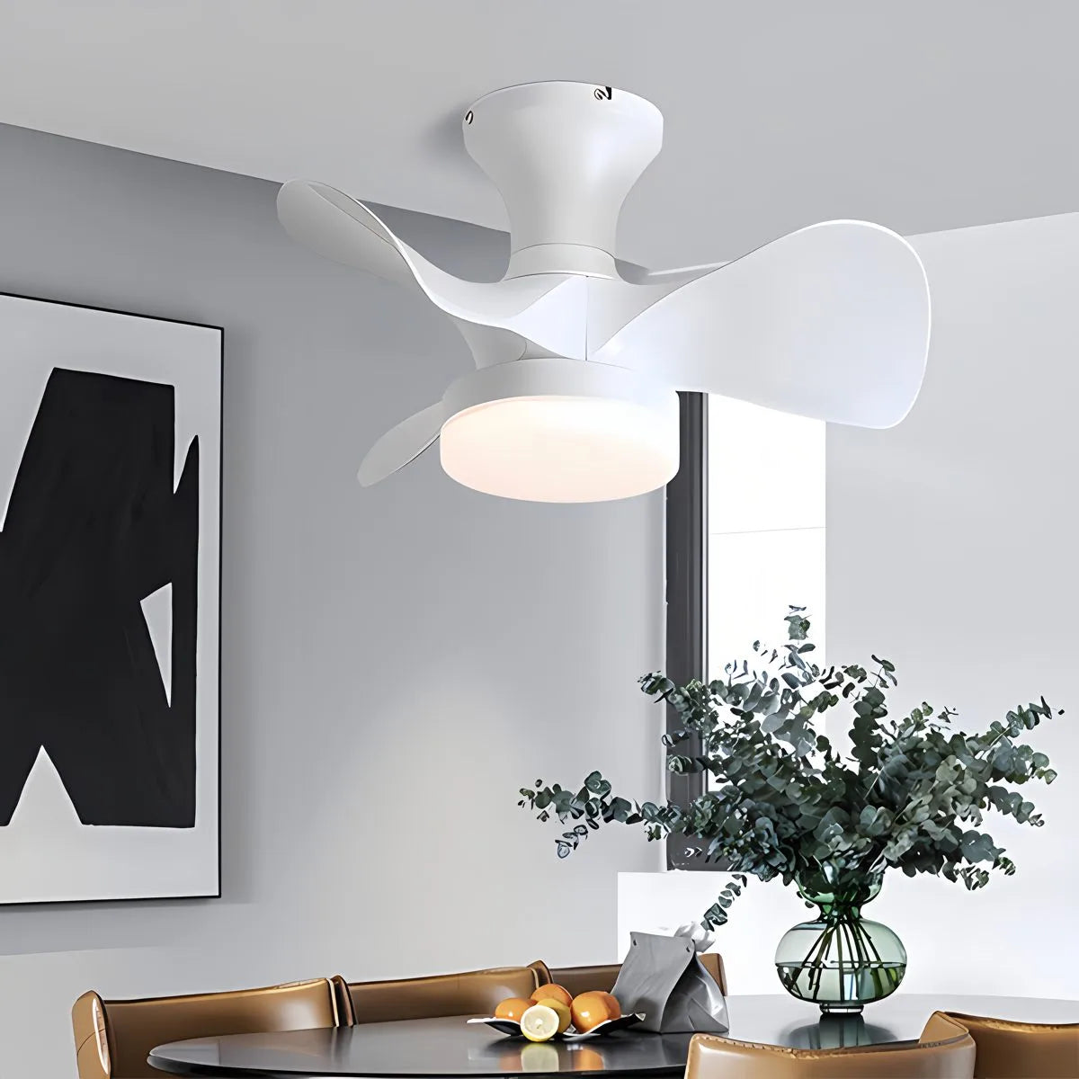 Kleiner Deckenventilator mit Licht und Propeller