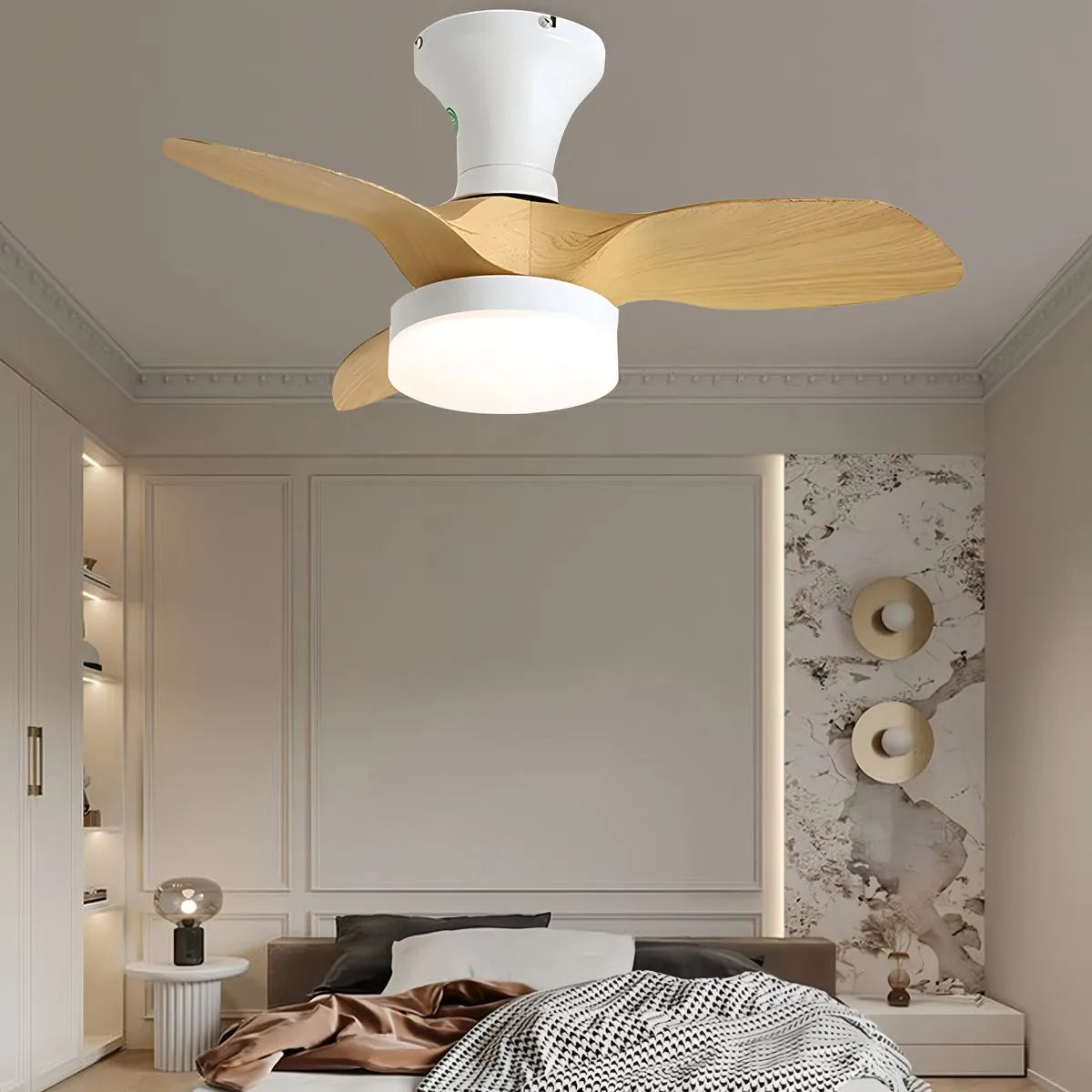 Kleiner Deckenventilator mit Licht und Propeller