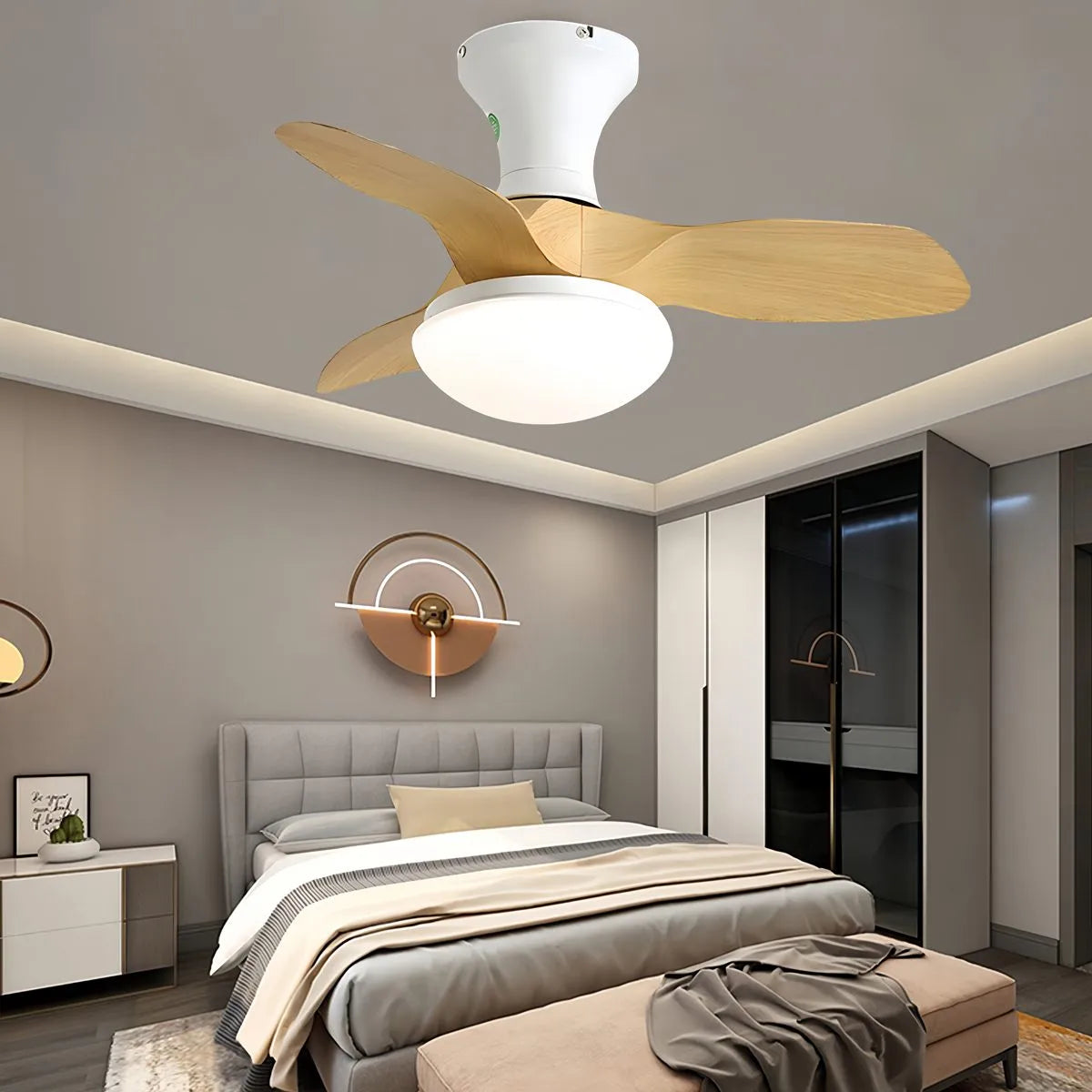 Kleiner Deckenventilator mit Licht und Propeller