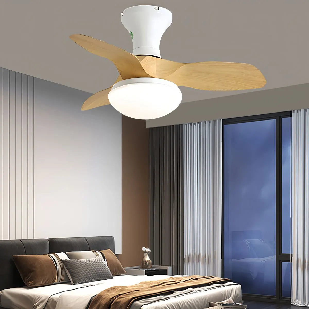 Kleiner Deckenventilator mit Licht und Propeller