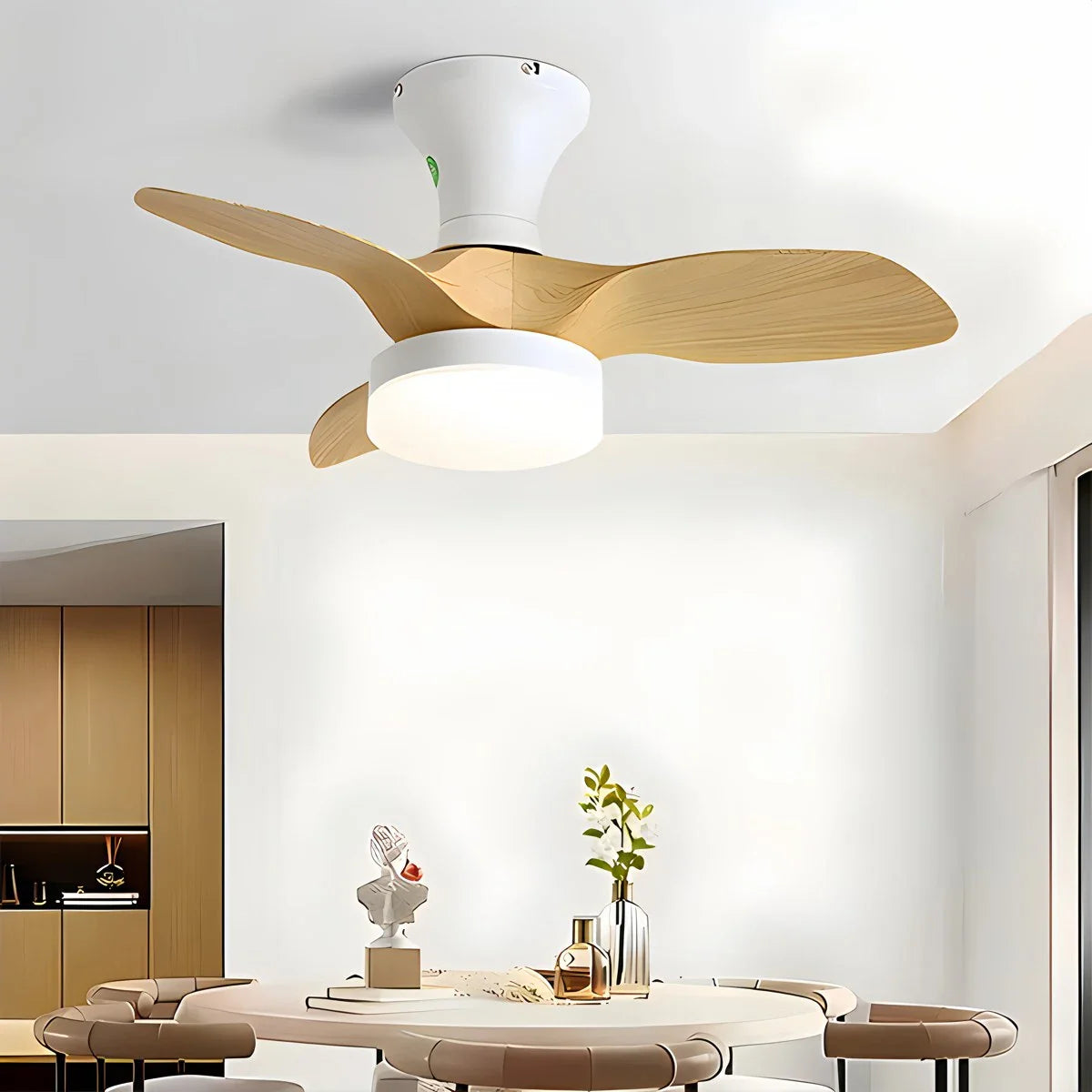 Kleiner Deckenventilator mit Licht und Propeller