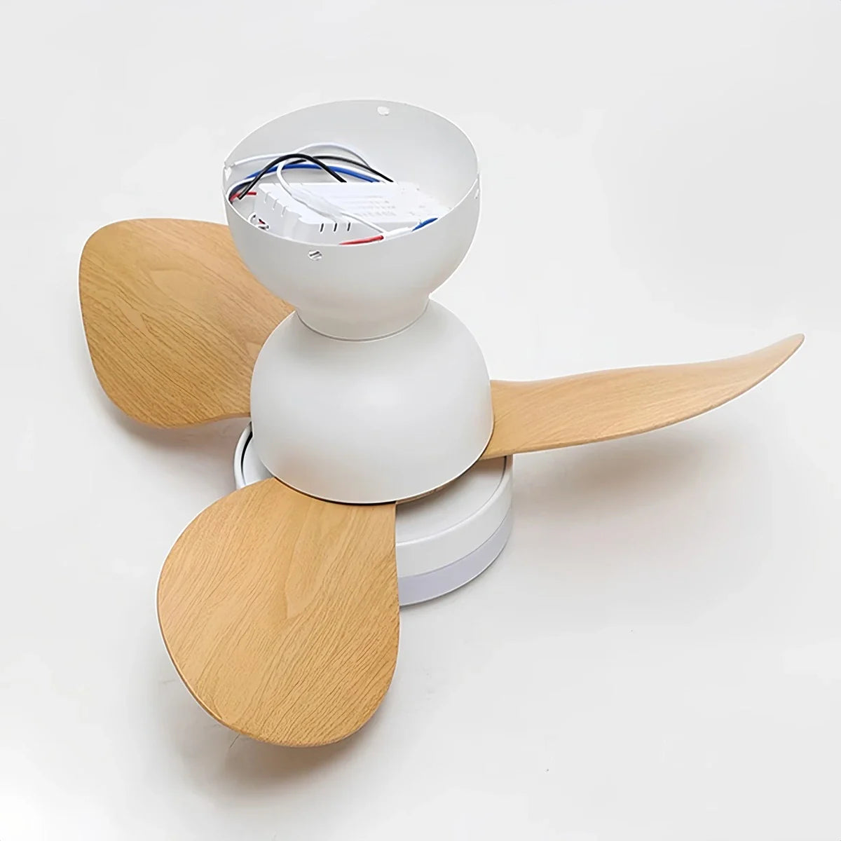 Kleiner Deckenventilator mit Licht und Propeller