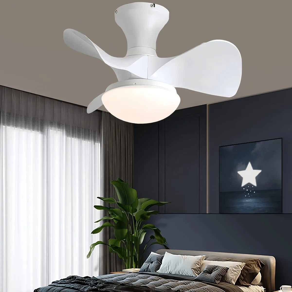 Kleiner Deckenventilator mit Licht und Propeller