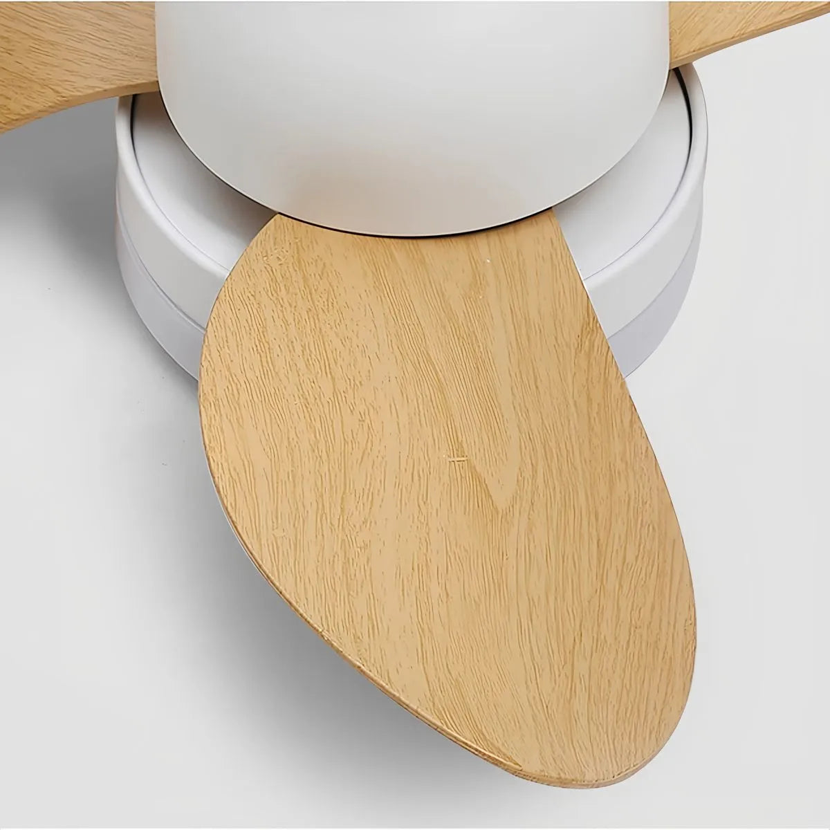 Kleiner Deckenventilator mit Licht und Propeller