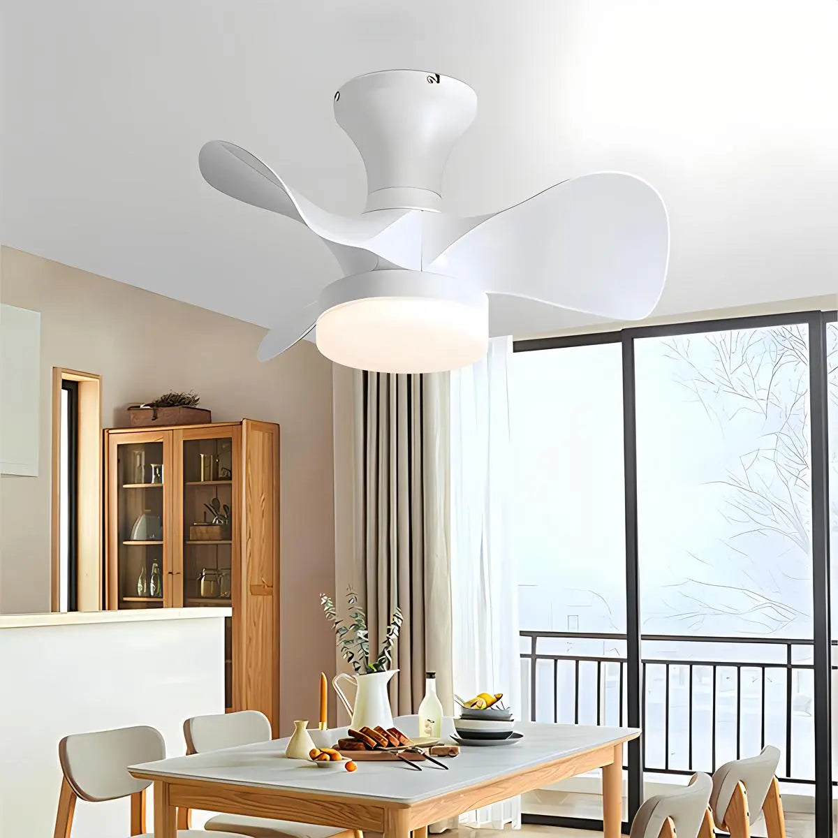 Kleiner Deckenventilator mit Licht und Propeller