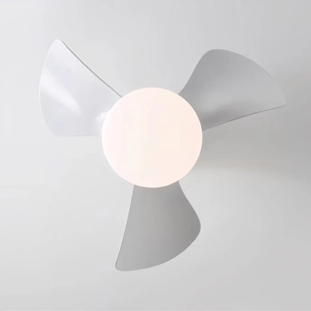 Kleiner Deckenventilator mit Licht und Propeller