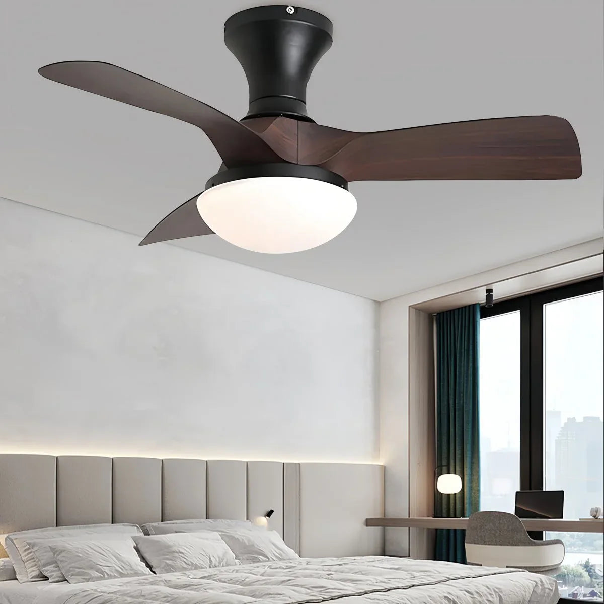 Kleiner Deckenventilator mit Licht und Propeller