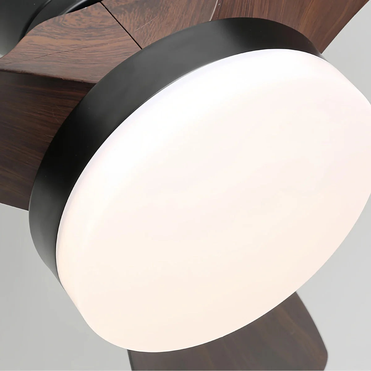 Kleiner Deckenventilator mit Licht und Propeller