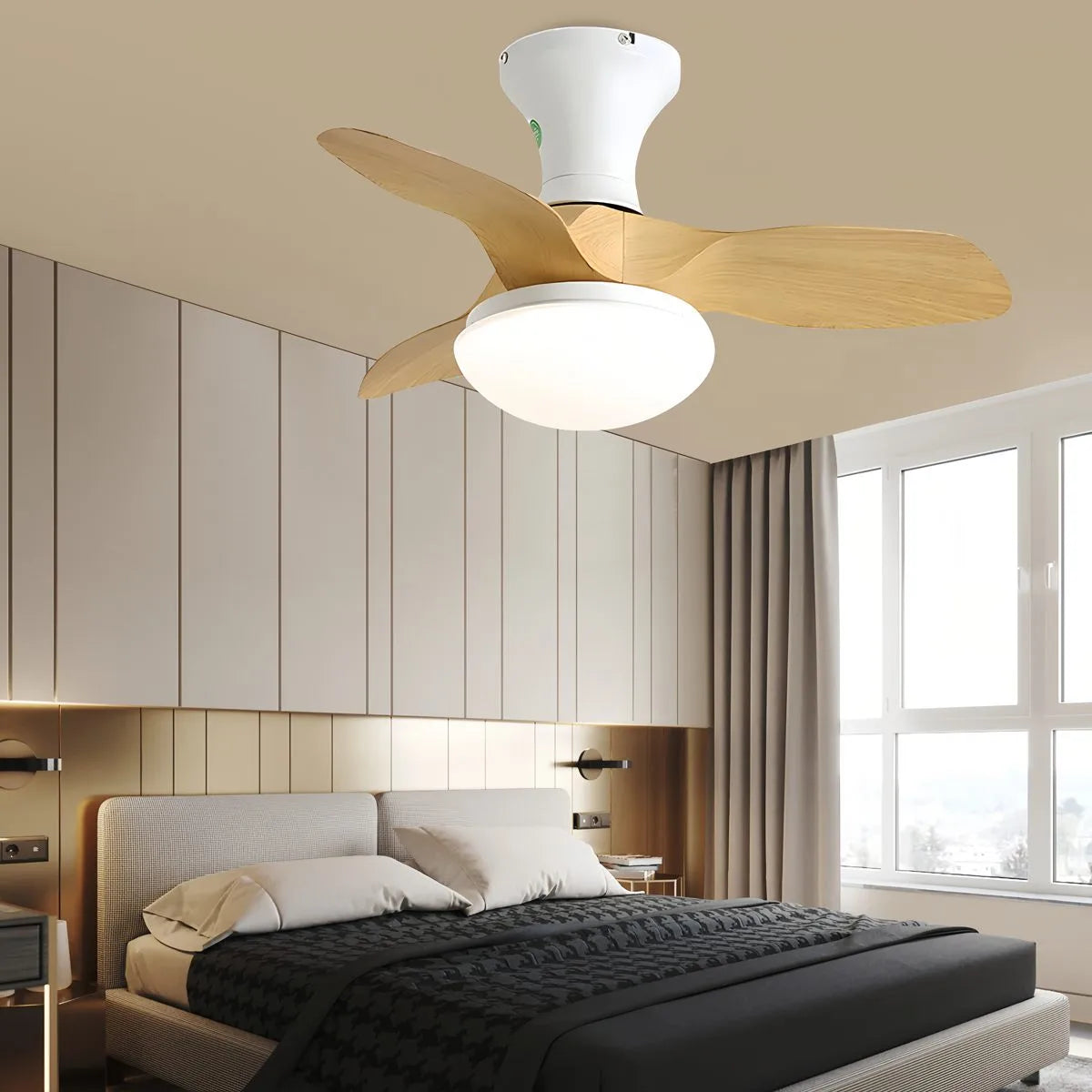 Kleiner Deckenventilator mit Licht und Propeller