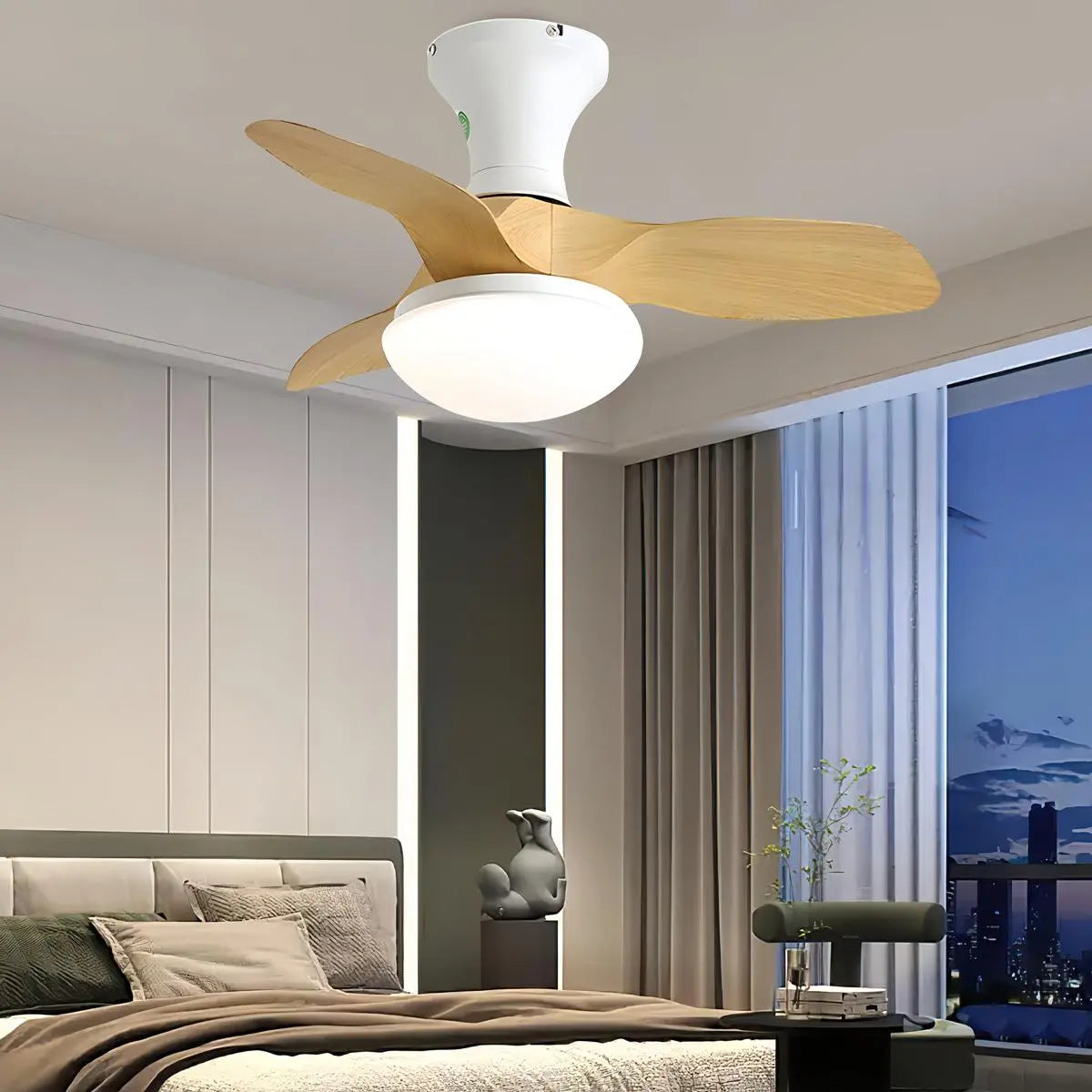 Kleiner Deckenventilator mit Licht und Propeller