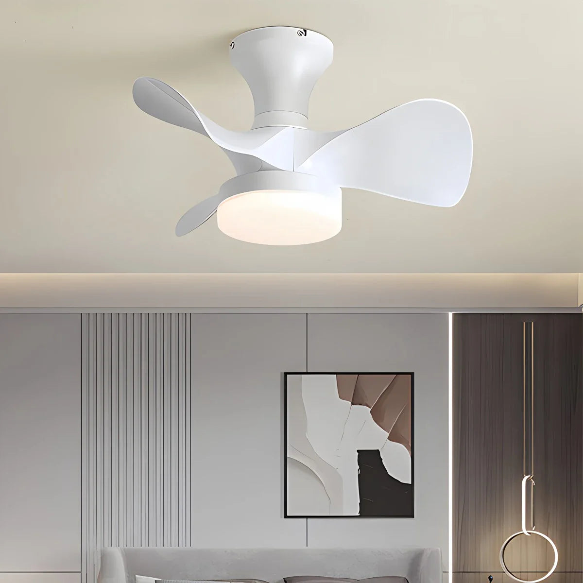 Kleiner Deckenventilator mit Licht und Propeller