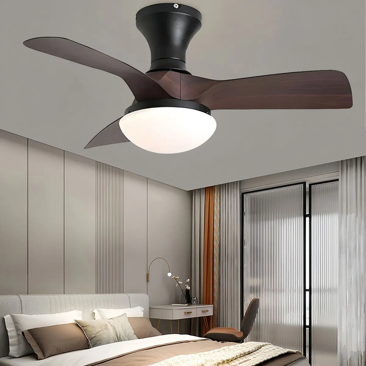 Kleiner Deckenventilator mit Licht und Propeller