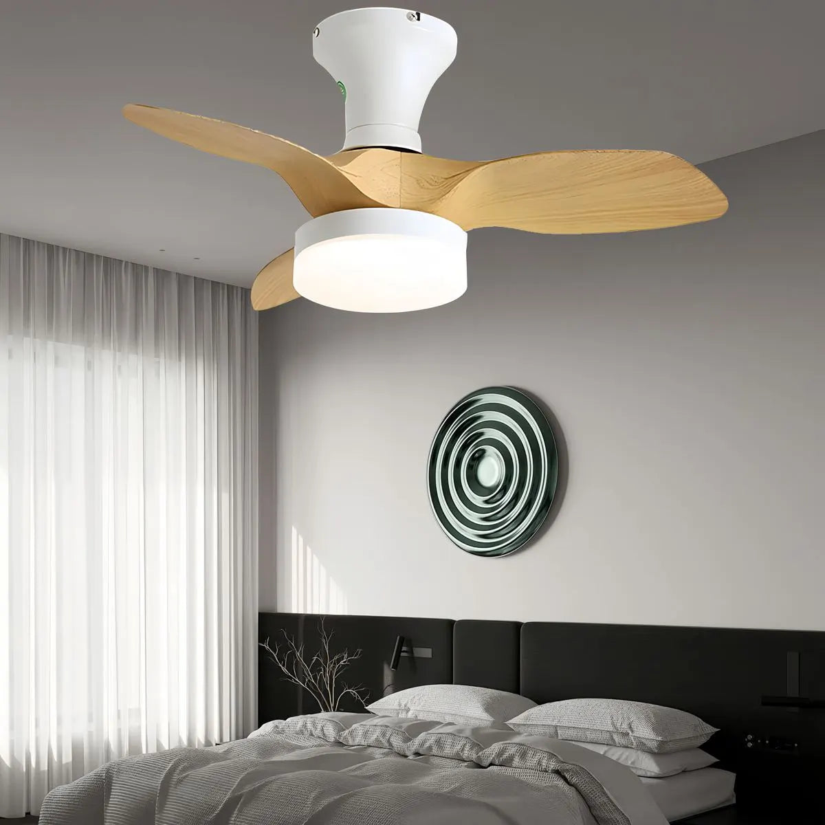 Kleiner Deckenventilator mit Licht und Propeller