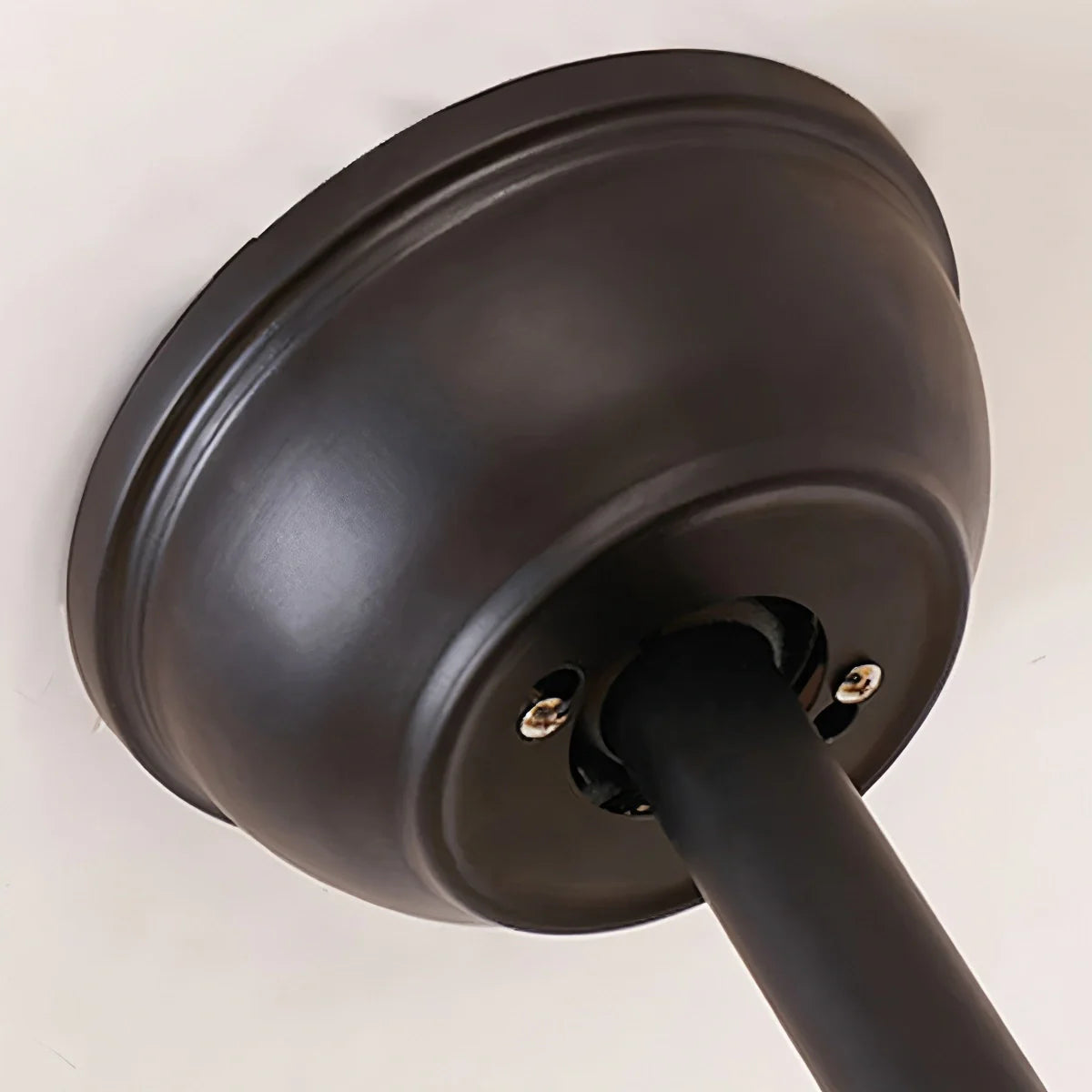 Deckenventilator mit Beleuchtung und tropischen Palmblattflügeln