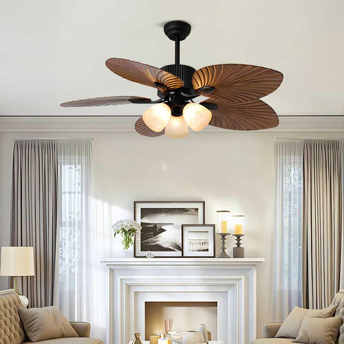 Deckenventilator mit Beleuchtung und tropischen Palmblattflügeln