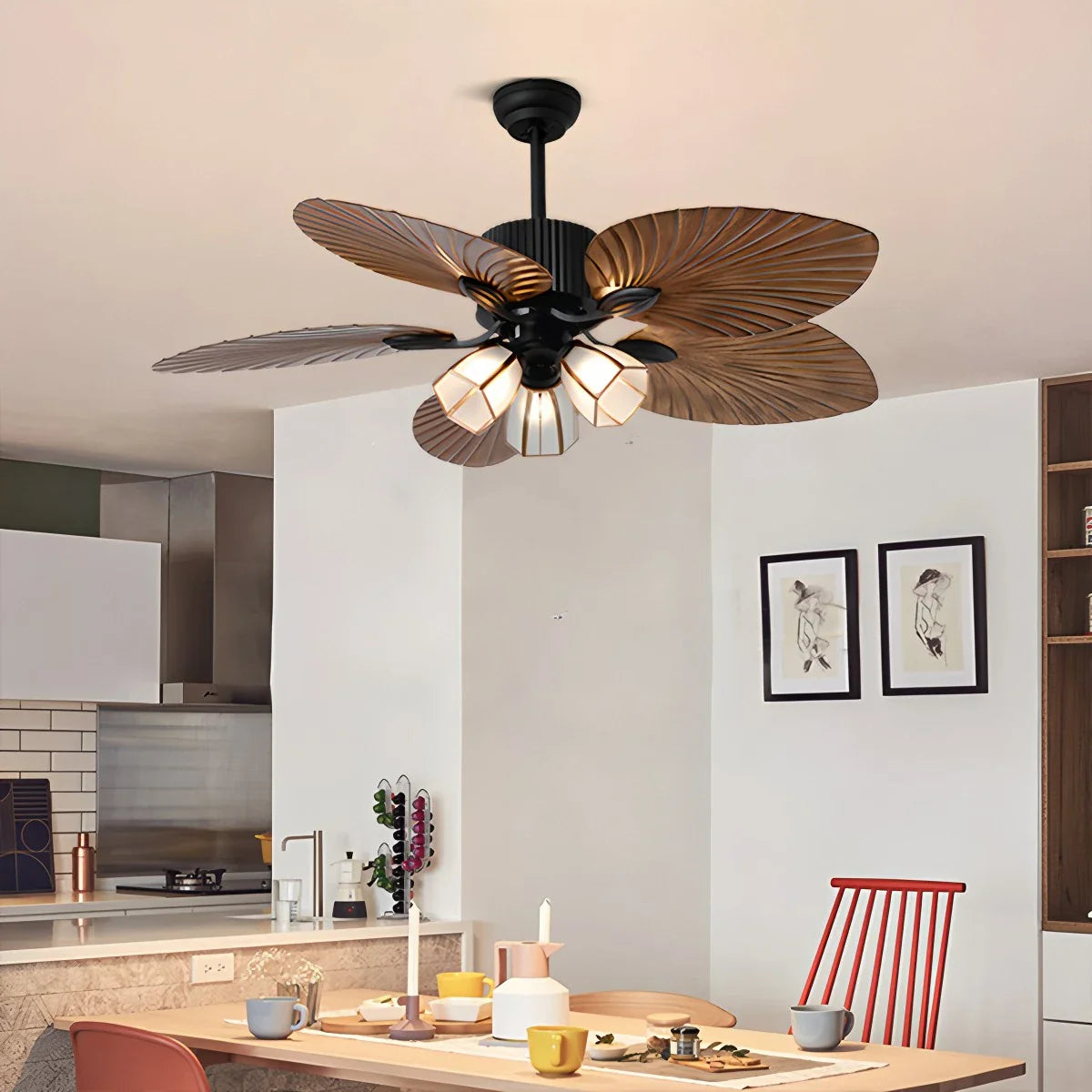 Deckenventilator mit Beleuchtung und tropischen Palmblattflügeln